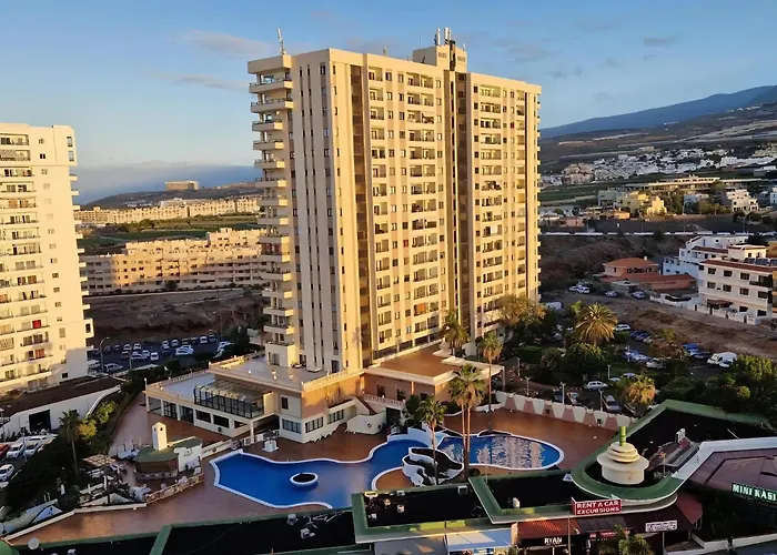 Skyline View Apartment - Free Private Parking Including & Guest Bonus